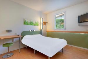 Tempat tidur dalam kamar di B&B HOTEL Aix-en-Provence Meyreuil Sainte-Victoire
