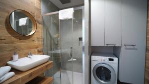 a bathroom with a sink and a washing machine at Apartamenty EverySky - Nad Łomnicą 1E-2B in Karpacz +25 photos