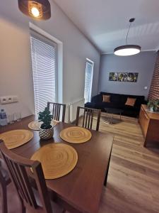 jadalnia ze stołem, krzesłami i kanapą w obiekcie Chcę tu zostać Apartamenty Gdynia w mieście Gdynia
