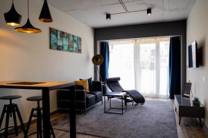 ein Wohnzimmer mit einem Tisch und Stühlen in der Unterkunft City Art Luxury Living Free Parking in Ruse