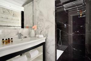 
a bathroom with a sink, toilet and bathtub at Hotel President in Viareggio
