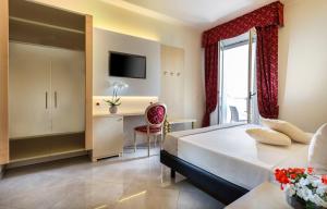 TV a/nebo společenská místnost v ubytování Hotel Gallia Palace