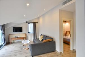 ein Wohnzimmer mit Sofa und ein Schlafzimmer in der Unterkunft Bliss Suites & Hotel in Fethiye