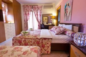 Posteľ alebo postele v izbe v ubytovaní Angel Villa - Thassos Town
