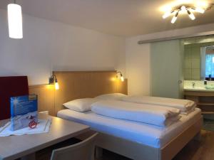 Posteľ alebo postele v izbe v ubytovaní Hotel Garni Central - Zimmer - Studios - Apartments
