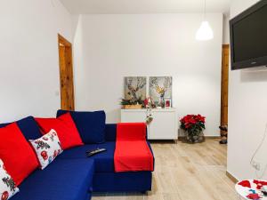 A television and/or entertainment centre at B&B A casa di Carla