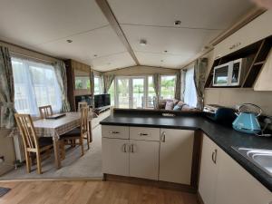 Fotografie z fotogalerie ubytování Lakeside Cotswold Holiday Home v destinaci Cirencester