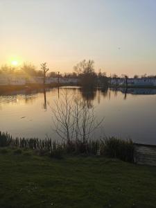 Fotografie z fotogalerie ubytování Lakeside Cotswold Holiday Home v destinaci Cirencester