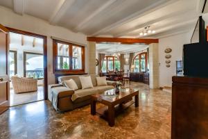 ein Wohnzimmer mit Sofa und Tisch in der Unterkunft Villas Guzman - Las Rosas in Benissa