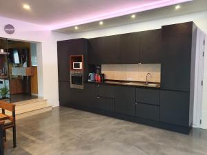 A kitchen or kitchenette at Zum kleinen Italiener - Ristorante Pizzeria Pension