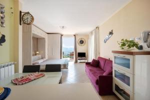 een woonkamer met een bank en een tafel bij Maison Laura in Diano Borello