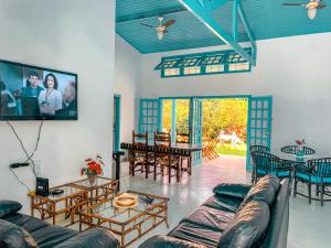 瓜魯雅的住宿－Pousada Bellasophia，客厅配有沙发和桌子