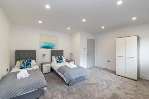a bedroom with two beds and a closet at 4 Bedroom Holiday Home in Bolton, Appleby-in-Westmorland in Kirkby Thore