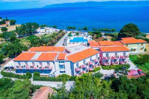 vista aerea di un resort con piscina di HOTEL BELLA VISTA a Mythimna