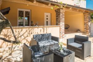 Posedenie v ubytovaní Casa Viktoria with private garden and BBQ