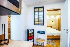 a bedroom with a bed and a tv in a room at Superbe Appartement - Hyper Centre - 2 Chambres - WIFI in Grasse