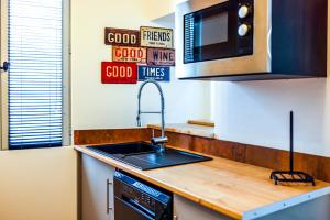 a kitchen with a sink and a microwave at Superbe Appartement - Hyper Centre - 2 Chambres - WIFI in Grasse