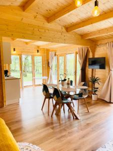 a dining room with a table and chairs at Chalet Loda cosy spa privé in Roussayrolles