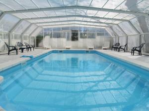 una grande piscina con sedie di Hotel De La Mer a La Tranche-sur-Mer