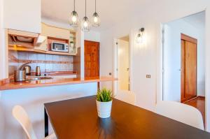 A kitchen or kitchenette at Las Vistas Ocean View PH08