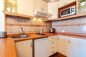 A kitchen or kitchenette at Las Vistas Ocean View PH08