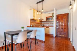 A kitchen or kitchenette at Las Vistas Ocean View PH08