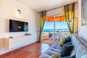 A television and/or entertainment centre at Las Vistas Ocean View PH08
