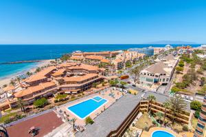 The swimming pool at or close to Las Vistas Ocean View PH08