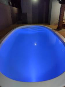 eine blaue Badewanne in einem Zimmer in der Unterkunft Recanto Cote Gil in Olímpia