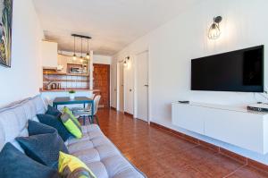 A television and/or entertainment centre at Las Vistas Ocean View PH08