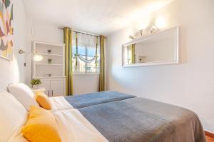 A bed or beds in a room at Las Vistas Ocean View PH08
