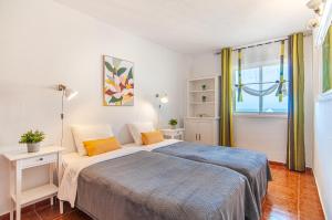 A bed or beds in a room at Las Vistas Ocean View PH08