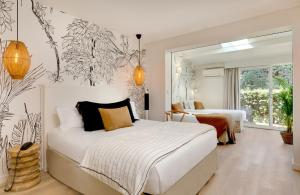 Ένα ή περισσότερα κρεβάτια σε δωμάτιο στο Hôtel & Spa Les Mouettes +67 φωτογραφίες