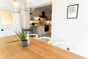 een keuken en eetkamer met een houten tafel en stoelen bij Familienapartment Reifnitz in Maria Wörth