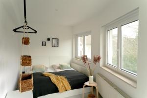 1 dormitorio con 1 cama en una habitación con ventanas en Familienapartment Reifnitz en Maria Wörth
