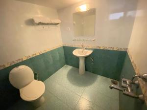 Ванная комната в SHANU'S SEASIDE INN - A Family-Run Guesthouse just 100 metres from Candolim Beach