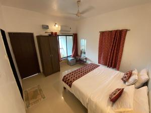 Кровать или кровати в номере SHANU'S SEASIDE INN - A Family-Run Guesthouse just 100 metres from Candolim Beach
