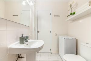 A bathroom at Las Vistas Ocean View PH08