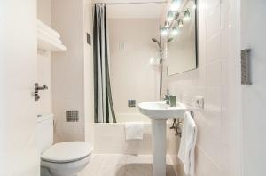 A bathroom at Las Vistas Ocean View PH08