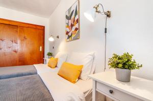 A bed or beds in a room at Las Vistas Ocean View PH08