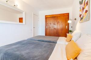 A bed or beds in a room at Las Vistas Ocean View PH08