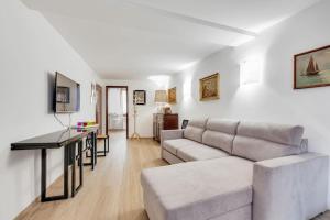 sala de estar con sofá y mesa en Piazza San Marco Cozy Apartment x4, en Venecia