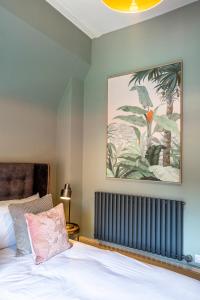 een slaapkamer met een radiator en een schilderij aan de muur bij The Grand at Dukes Townhouse in York