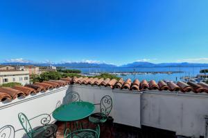 a balcony with a view of the water at Hotel Tripoli in Desenzano del Garda