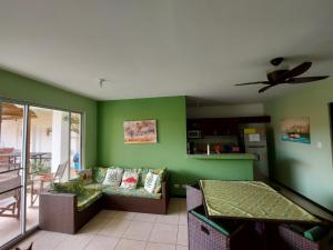 uma sala de estar com um sofá e uma ventoinha de tecto em Hermosa casa de playa en bejuco em Esterillos Este
