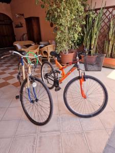 deux vélos garés l'un à côté de l'autre sur un sol carrelé dans l'établissement Casa di Giulietta, à Cabras