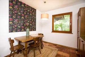 une salle à manger avec une table en bois et une fenêtre dans l'établissement Ferienhaus Faakersee Hideaway am See, à Faak am See