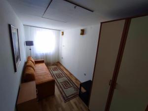 een woonkamer met een bank en een raam bij Apartment Jasmina Sarajevo in Sarajevo