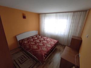 een kleine slaapkamer met een bed en een raam bij Apartment Jasmina Sarajevo in Sarajevo