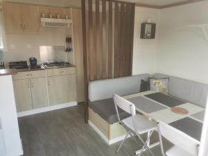 Kuchyňa alebo kuchynka v ubytovaní Gîte Panda house